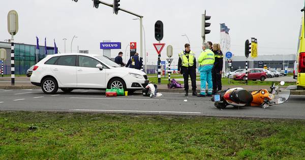 Scooterrijder gewond na ernstig ongeval in Deventer.
