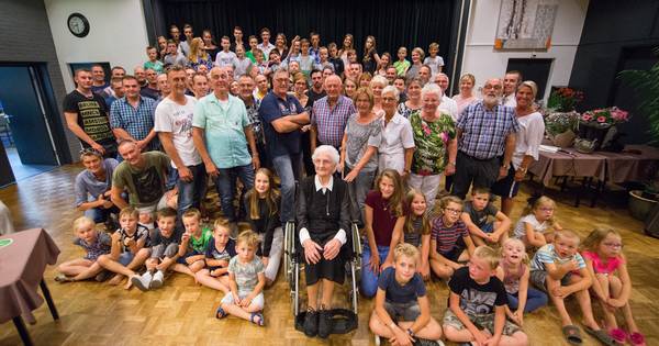 Albertina uit Dalfsen blaast 100 kaarsjes uit met 80 kleinkinderen - De Stentor
