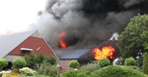Gitzwarte rookpluimen ontsnappen uit brandende sc huur in Rutten: Een schuur op een boerenerf aan de Wrakkenweg bij Rutten staat in vuur en vlam.