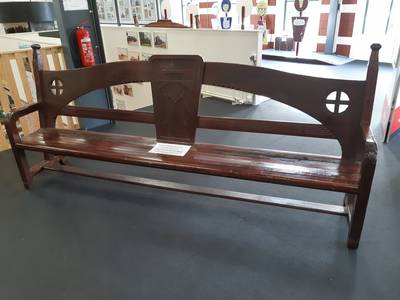 Houten stationsbank uit 1900 even terug in Brouwershaven