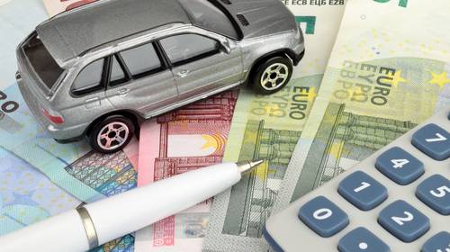 Nieuwe cijfers tonen aan hoe sterk uw autobelasting gestegen is: “Vlaming betaalt zich blauw aan groenere taksen”