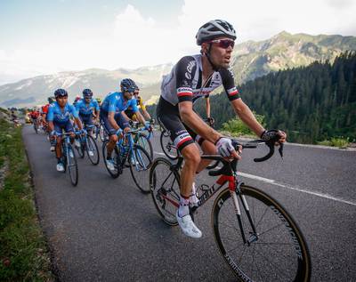 Dumoulin: Tegenwind en ploeg als Sky maken aanvallen lastig