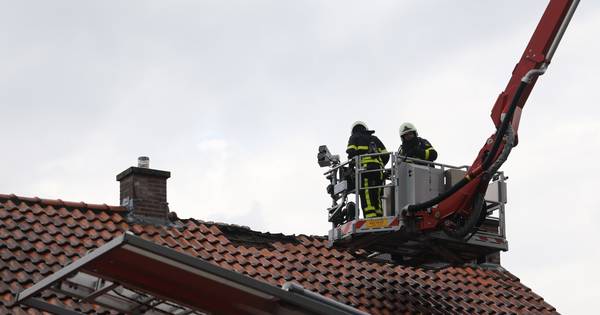 Veel schade na brand door blikseminslag in woning in Wijk en Aalburg - BD.nl