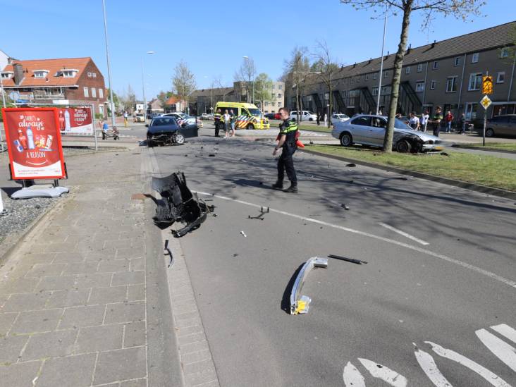 Ravage na botsing tussen 2 auto's op Karel de Grotelaan in Eindhoven