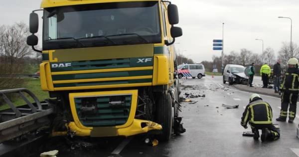 Ravage oprit A1 bij Holten door aanrijding tussen vrachtwagen en bestelbus.