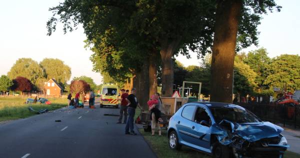 Zwaargewonde bij frontale botsing auto en tractor - De Gelderlander