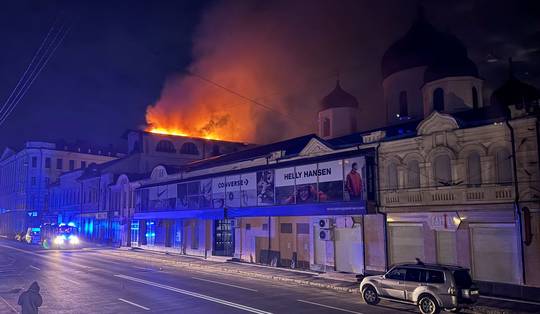 ▶ ‘Massale Russische aanval’ op Oekraïne gaande, video toont hoe drone inslaat op hotel in Charkiv