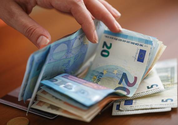 Het geldgeheim van Romy (55): “Mijn hulpbehoevende moeder weet niet dat ik haar bankpas gebruik”
