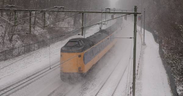 Morgen tot wel acht centimeter sneeuw, zware ochtendspits en minder treinen - BD.nl