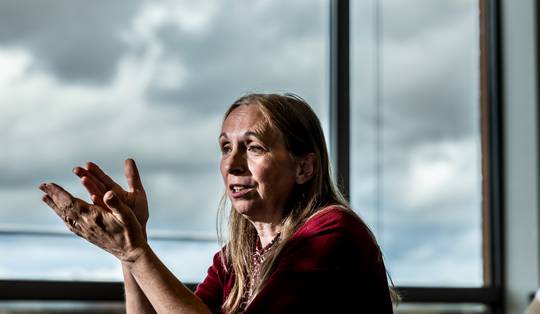 ‘Wij dobberen als een bootje op het water, met 6,9 miljoen stuurlui aan wal’: Ann Schoubs (De Lijn) in het oog van de storm
