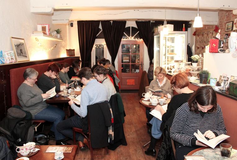 Iedereen stil als de 'slow reading club Hasselt' op café gaat Hasselt