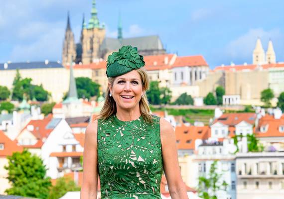 Koningin Máxima gaat solo in Tsjechië, in groene zijde met een nieuwe hoed