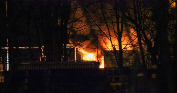 Grote brand in transformator Hummelo; brandweer kan na 2 uur nog steeds niet blussen.