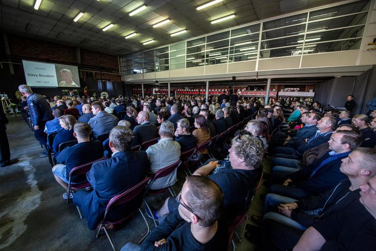 De kazerne zit afgeladen vol met mensen die het afscheid willen bijwonen.