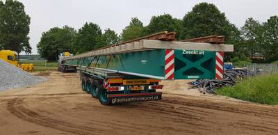 Vrachtwagens van 40 meter lang vervoeren spoorwissels naar Zevenaar: 'Maak je niet elke dag mee'