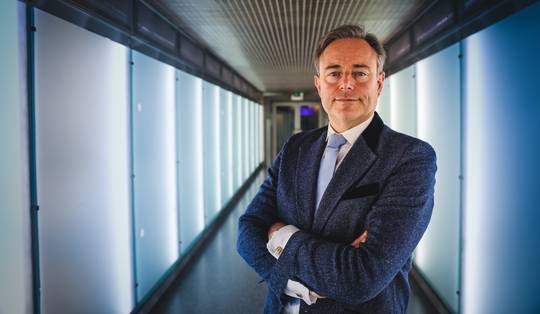 Met een half oog op de sjerp: deze lange stoet onderhandelaars wil straks burgemeester worden