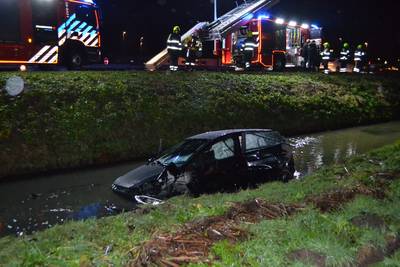 Twee auto's te water langs de A15 bij Opheusden