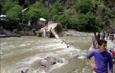Te veel toeristen op loopbrug: zeker vijf doden en elf vermisten na instorting