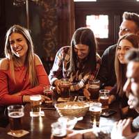 Moet je een vriend die niet meer zo goed in de groep past, blijven uitnodigen? Johan Braeckman geeft advies