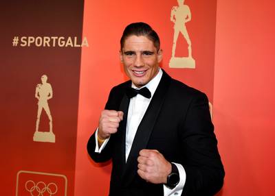 Pech voor Rico Verhoeven; nieuwe auto al paar uur later 'in de prak'