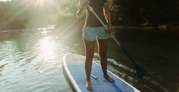 What’s sup? Peddelsurfen is populairder dan ooit (en het is de ideale work-out voor wie niet graag sport)