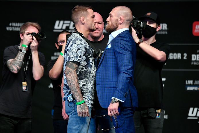 De staredown tussen Dustin Poirier en Conor McGregor.