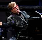 ‘Rocket Man’ Elton John neemt geen blad voor de mond, en blijkt nog lang niet uitgespeeld: dit zijn onze tv-tips