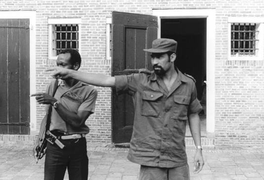 De Surinaamse machthebber Bouterse geeft in Fort Zeelandia, Paramaribo, aanwijzingen ten tijden van de staatsgreeppoging in 1982. Later dat jaar werden 15 tegenstanders van het regime vermoord op hetzelfde Fort Zeelandia.