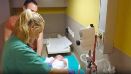 An verzorgt baby Nora vlak na geboorte