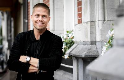 André Hazes helpt als stoute kleinzoon oudjes aan de liefde