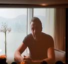 ▶ Tom Waes doet zaal lachen met schunnige mop op afscheidsplechtigheid Marieke Vervoort