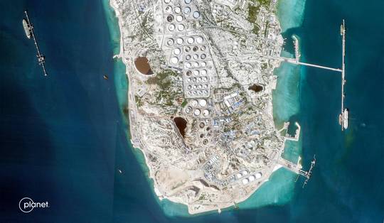 Zware Amerikaanse bombardementen op Iraans eiland Kharg • Trump: ‘Alle militaire installaties op Kharg vernietigd’