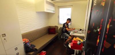 Rondleiding door kleedkamer van Max Verstappen