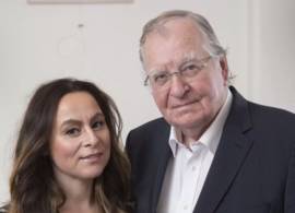 Honderden mensen nemen afscheid van Huub Oosterhuis