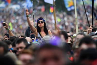 15.000 man maken vredesteken op Glastonbury