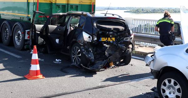 Drie gewonden bij ernstig ongeluk op N50, weg in beide richtingen dicht tussen Kampen en Emmeloord.