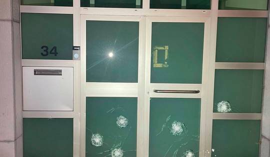 Twee mannen beschieten politiecommissariaat Anderlecht met zware vuurwapens: ‘Daders zijn met step weggevlucht’