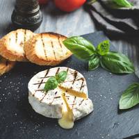 Lekker bbq-recept: warm gerookte brie met walnoten