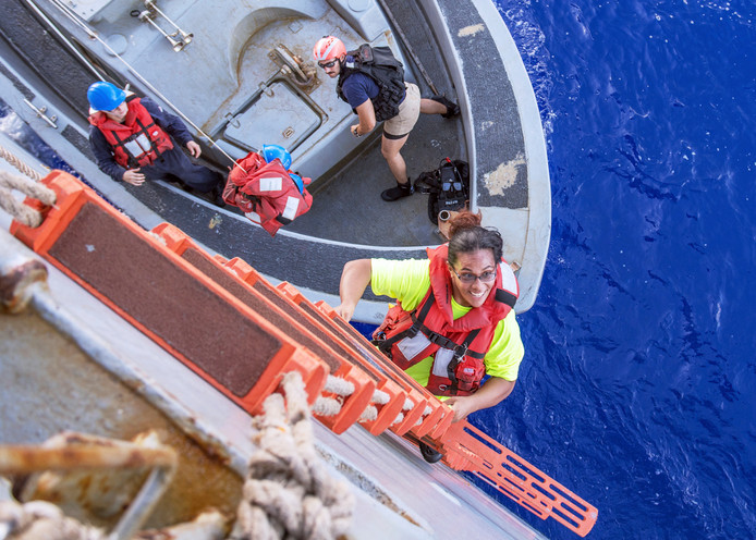 Tasha Fuiaba, een Amerikaanse zeilster, wordt na vijf maanden gered van haar boot.