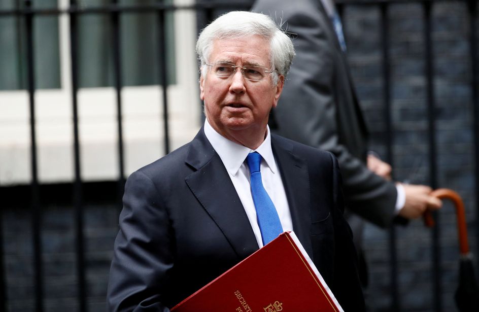 Britse minister van defensie neemt ontslag na �hand op
