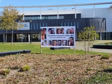 Geen postzegels, dan maar een spandoek voor ‘grootmoe’ in Vroomshoop