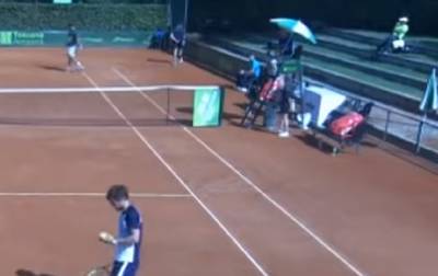 Scheidsrechter geschorst na lastigvallen van ballenmeisje: ‘Je bent erg sexy’