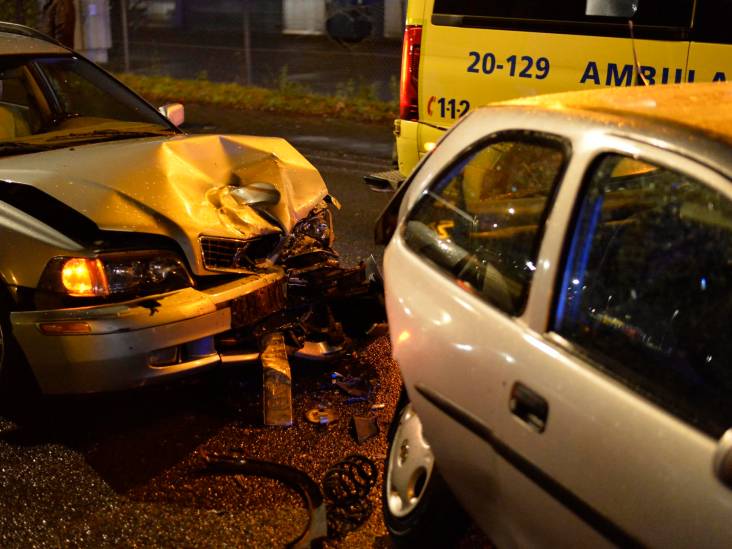 Gewonde bij botsing met drie auto's in Breda