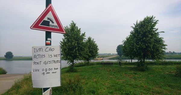 Veermannen op de Maas staken verder: onduidelijkheid over lot scholieren en forenzen