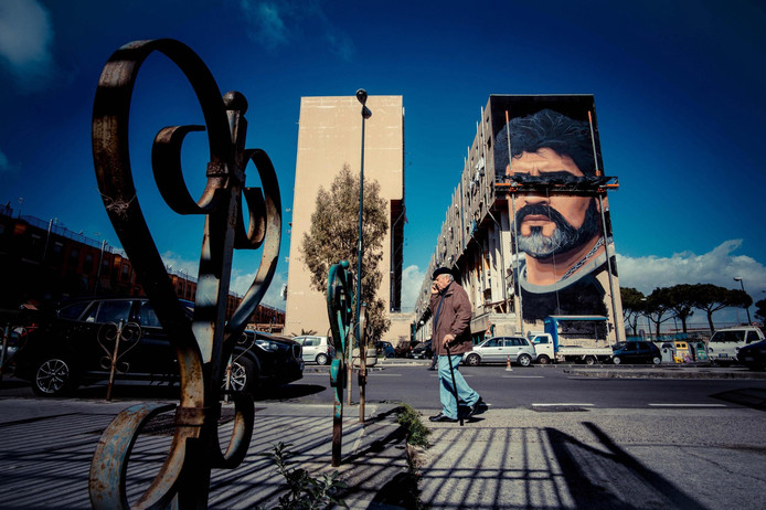 Diego Armando Maradona en la pared en San Giovanni a Teduccio en Nápoles.