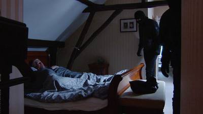 Doodsbange man (71) verjaagt nachtelijke overvallers met rake kaakslag