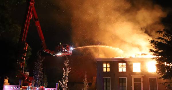 Grote uitslaande brand verwoest monumentale woning in Buurmalsen - De Gelderlander