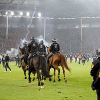 Voetbalwedstrijd in Duitsland loopt totaal uit de hand: 35 agenten gewond