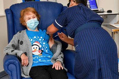 Britse Margaret (90) heeft al tweede dosis van Pfizer-vaccin gekregen