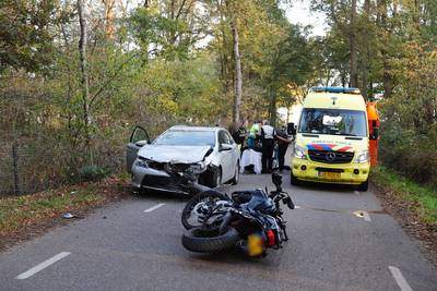 Motorrijder gewond na botsing met auto in Beers